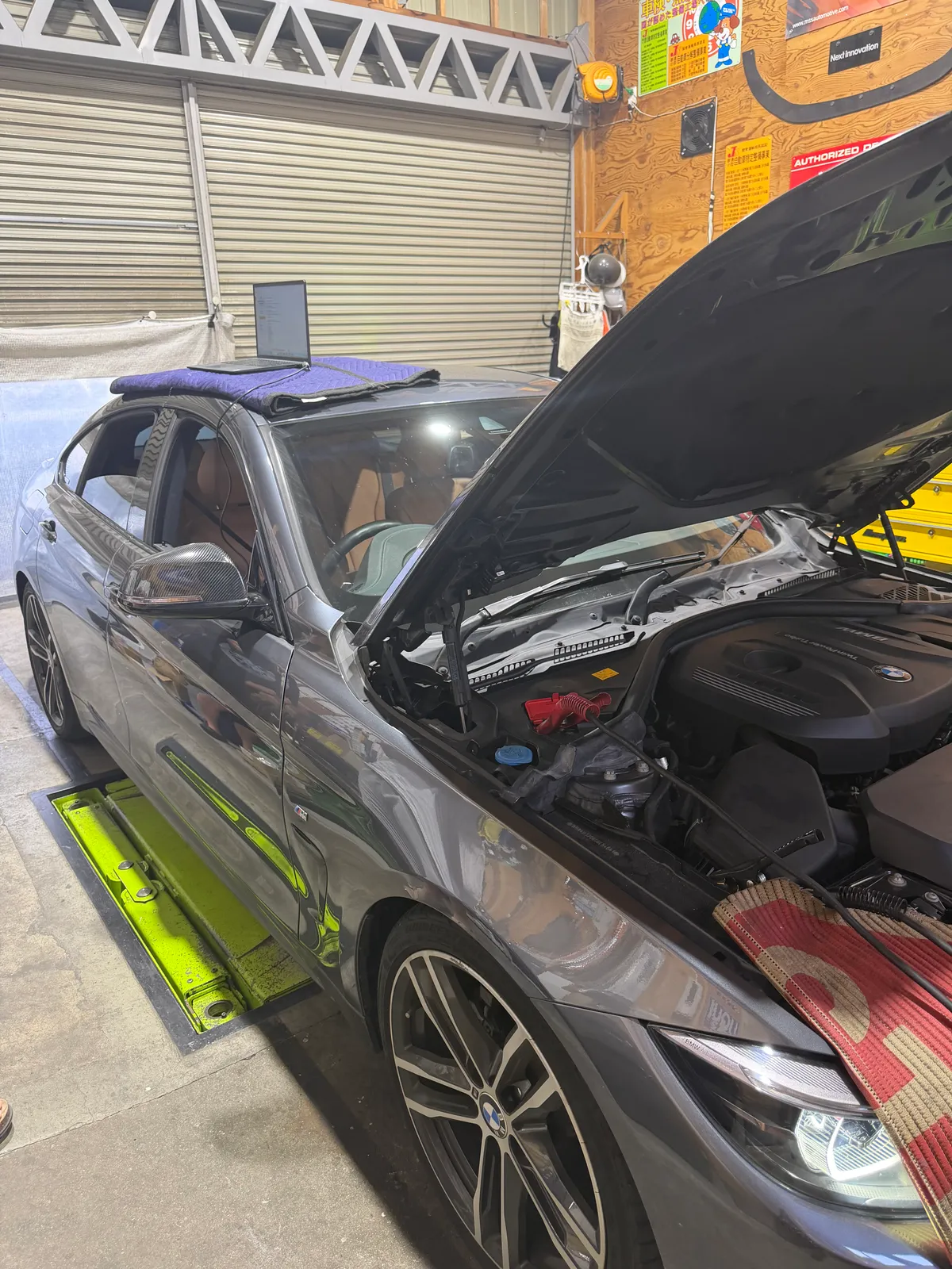bmw420igc-ecu-tuning-1 – mbFAST Tuning エンジンフードを開けてバブリングとECUチューニングの作業を行うBMW420iグランクーペ