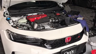 civic-type-r-fl5-ecu-tuning-1-5 – mbFAST Tuning ボンネットを開けたシビックTypeR FL5にパソコンを接続してECUチューニングを行っている様子
