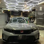 パールカラーのホンダ シビックタイプRをハニカムライトの下で正面から撮影した施工後の様子