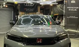 パールカラーのホンダ シビックタイプRをハニカムライトの下で正面から撮影した施工後の様子