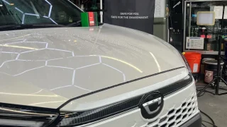 corollacross-ceramic-coating-1 – mbFAST Tuning カローラクロスのボンネットにコーティング剤を塗布し水弾きを確認している様子