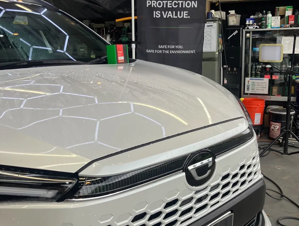 corollacross-ceramic-coating-1 – mbFAST Tuning カローラクロスのボンネットにコーティング剤を塗布し水弾きを確認している様子