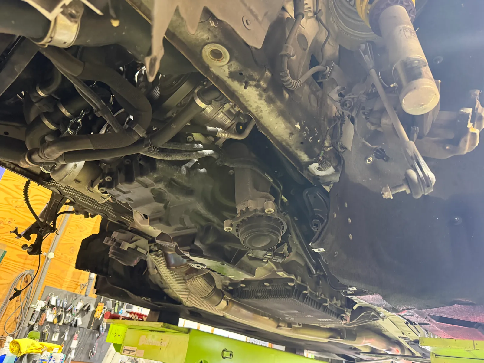 f31-328i-oil-pan-replacement-4 – mbFAST Tuning 分解中のエンジン下部を見上げた状態