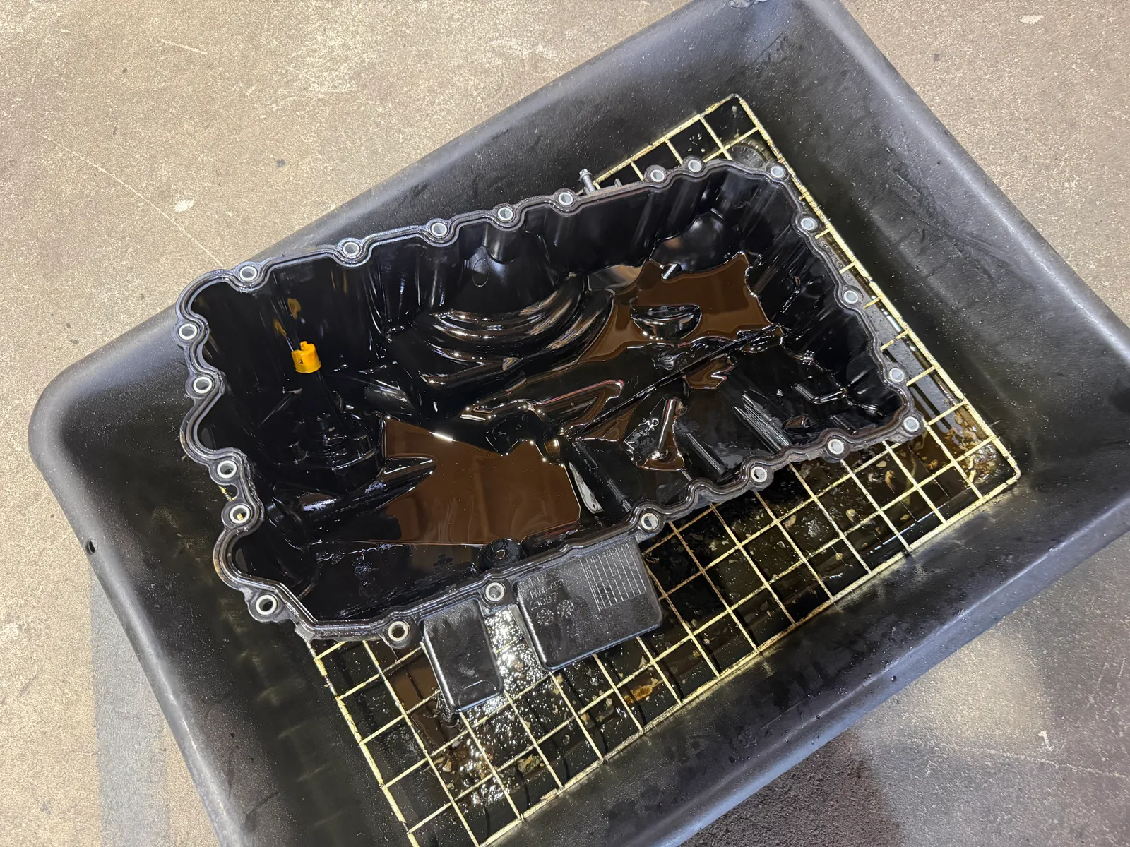 f31-328i-oil-pan-replacement-6 – mbFAST Tuning 取り外した古いオイルパン内部に残ったオイル