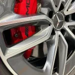 ベンツGLC43AMGの赤く塗装されたブレーキキャリパーとホイールのアップ写真