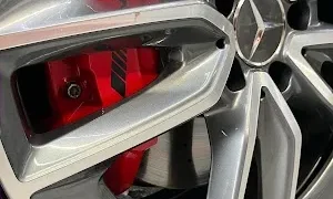 glc43amg-ceramic-coating-1 – mbFAST Tuning ベンツGLC43AMGの赤く塗装されたブレーキキャリパーとホイールのアップ写真