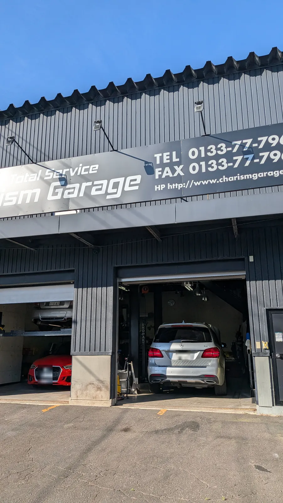 Charism Garageの店舗外観と店内に停車したMercedes-Benz GLS350d