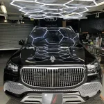 ベンツGLS600マイバッハに施工用ライトを当ててボディ状態を確認している様子