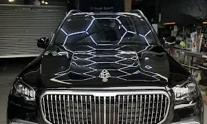 ベンツGLS600マイバッハに施工用ライトを当ててボディ状態を確認している様子