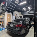 ガレージに入庫したLEXUS GS350の後方からの様子。ボンネットを開けた状態で作業を実施