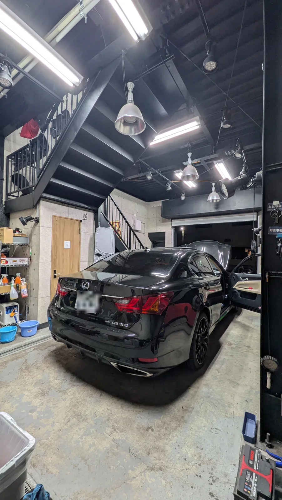 gs350-ecu-tuning-1 – mbFAST Tuning ガレージに入庫したLEXUS GS350の後方からの様子。ボンネットを開けた状態で作業を実施