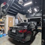 ガレージ内に停車したLEXUS GS350の後方からの様子