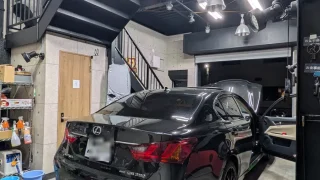 gs350-stage1-tuning-1 – mbFAST Tuning ガレージ内に停車したLEXUS GS350の後方からの様子