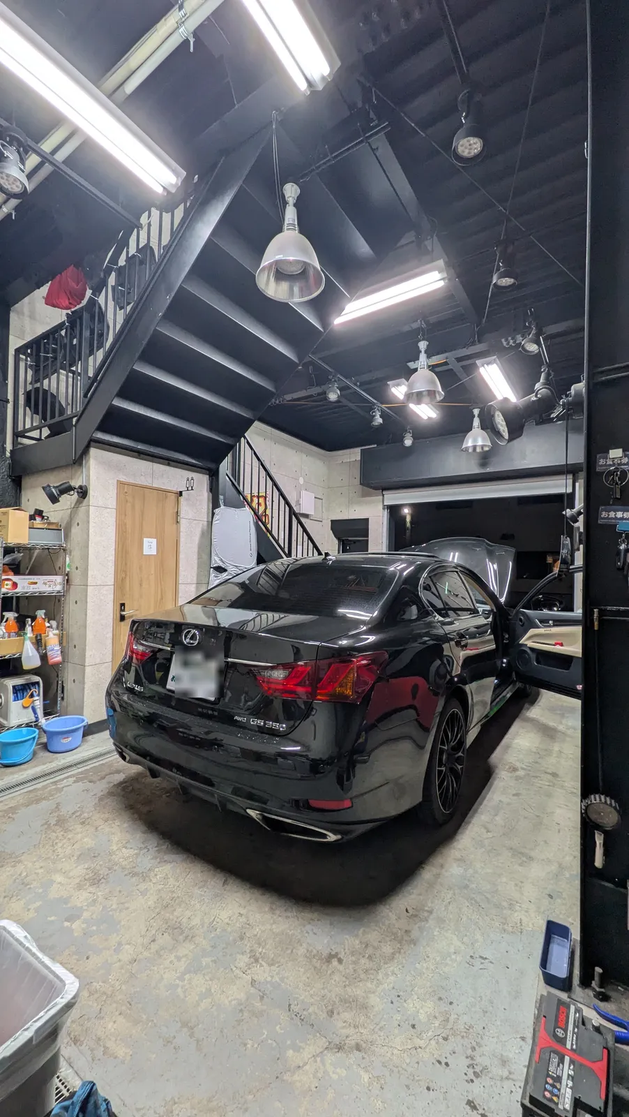 gs350-stage1-tuning-1 – mbFAST Tuning ガレージ内に停車したLEXUS GS350の後方からの様子