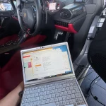 ノートPCでランボルギーニ・ウラカンのECU書き換え作業を行っている車内の様子