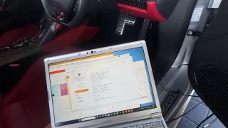 ノートPCでランボルギーニ・ウラカンのECU書き換え作業を行っている車内の様子