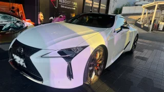 lc500-late-ecu-tuning-1 – mbFAST Tuning 白いレクサスLC500後期の正面斜めからの外観、Reboot Tipo店舗前にて撮影