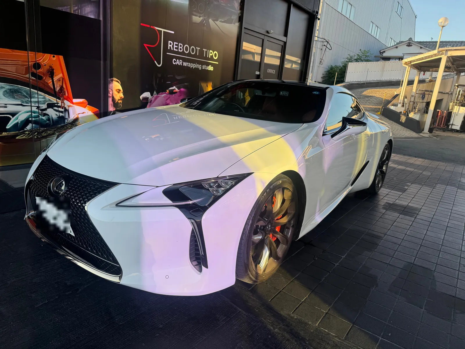 lc500-late-ecu-tuning-1 – mbFAST Tuning 白いレクサスLC500後期の正面斜めからの外観、Reboot Tipo店舗前にて撮影