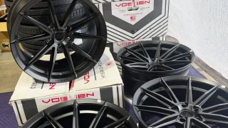 m3-vossen-wheel-install-1 – mbFAST Tuning 倉庫内に並んだVOSSENホイール4本と純正タイヤの写真