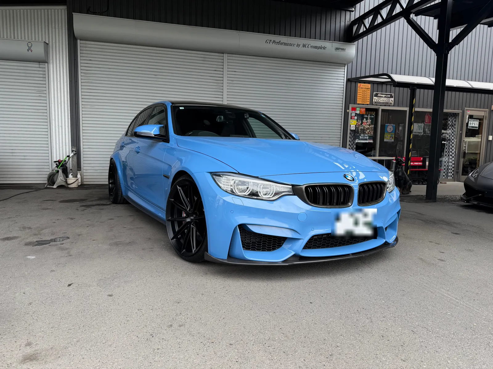 VOSSENホイールを装着したブルーのBMW M3のフロントビュー