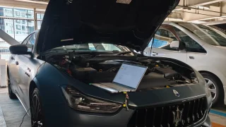 maserati-ghibli-modena-s-ecu-tuning-1 – mbFAST Tuning ボンネットを開けて診断機を接続しマセラティギブリのECUチューニングを行っている様子