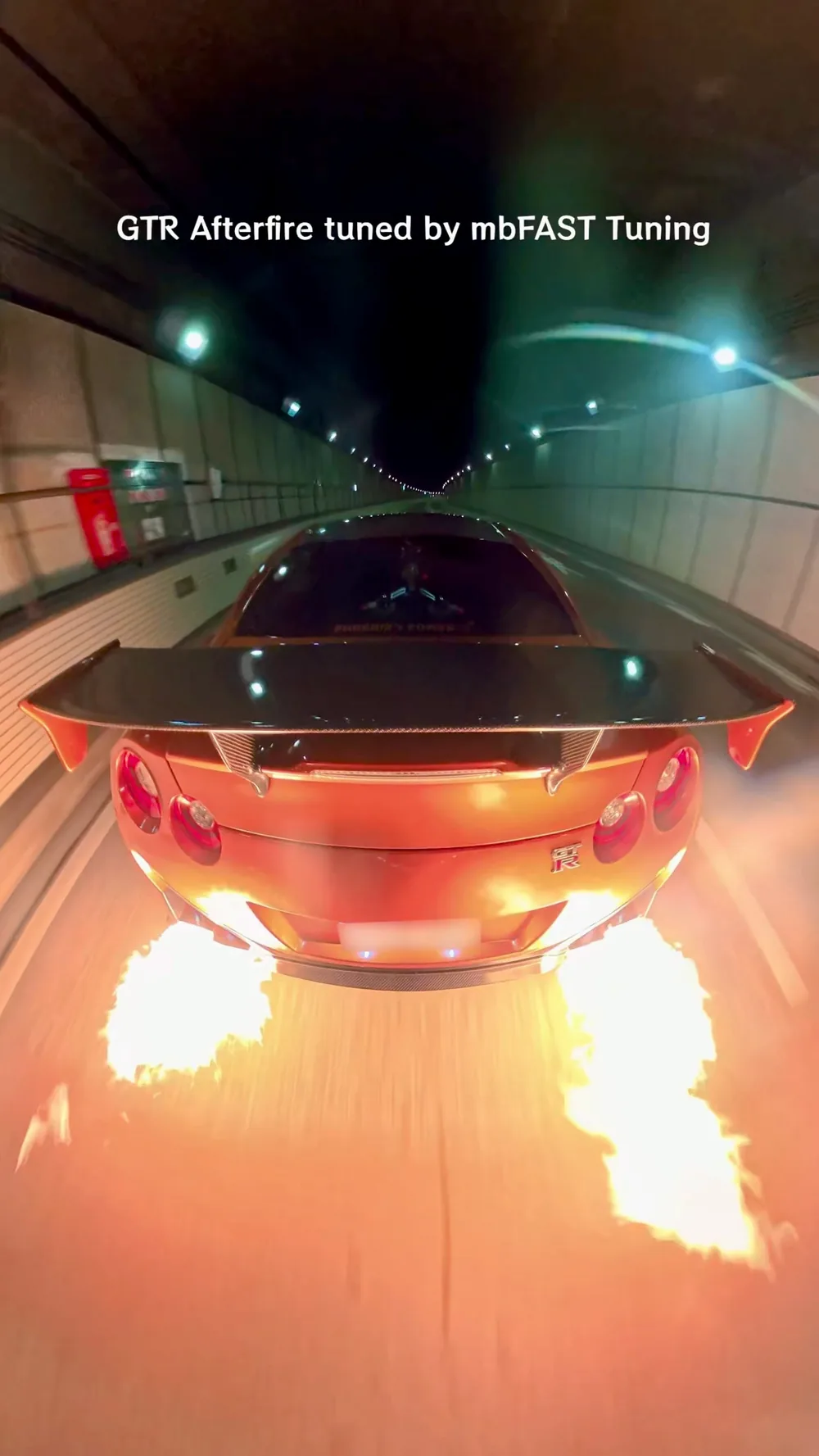 R35 GT-Rのマフラーから左右に炎が上がるアフターファイヤー – mbFAST Tuning R35 GT-Rのアフターファイヤー(MAP3)で左右のマフラーから上がる炎