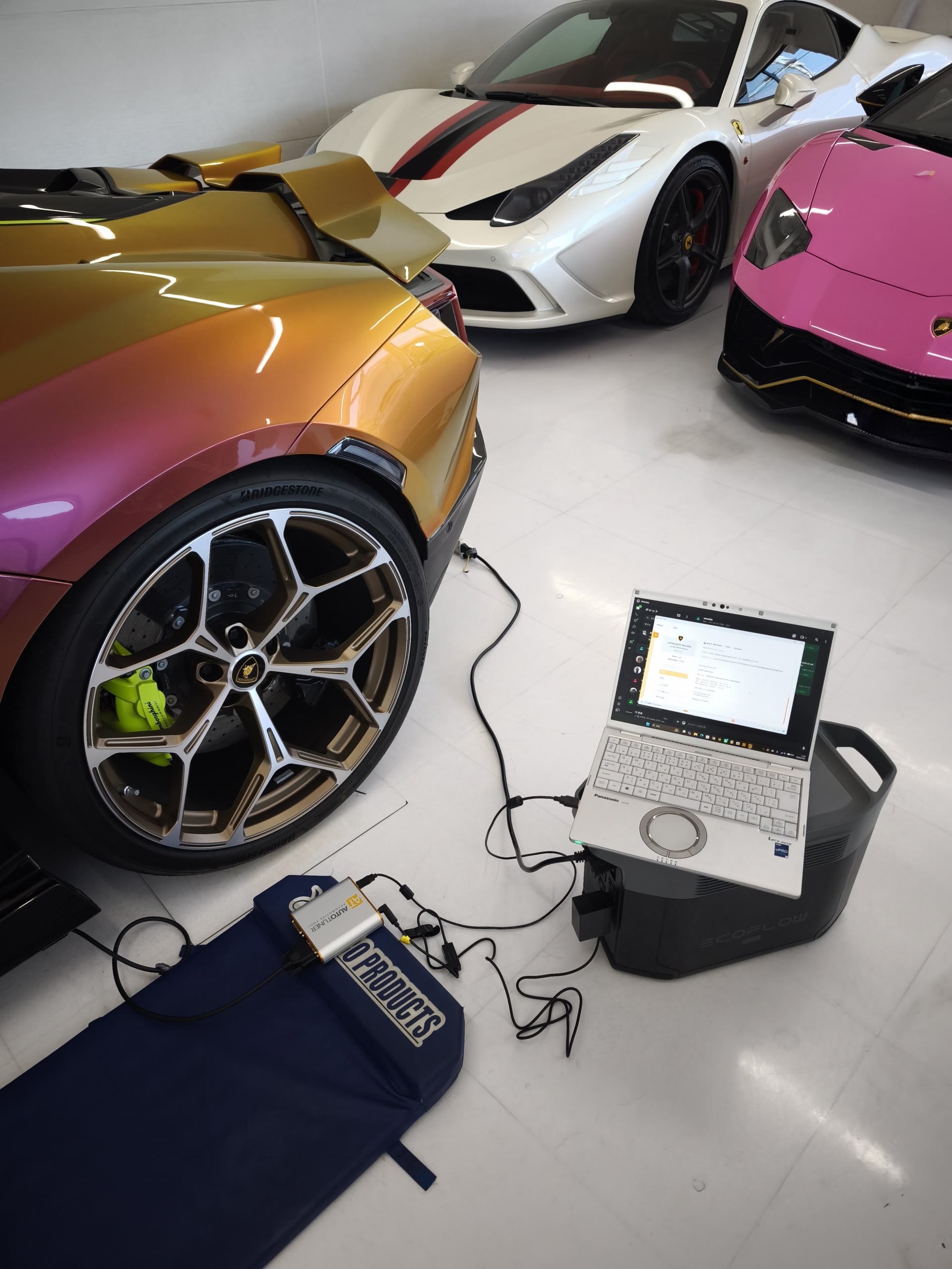 ベンチツールとノートPCを接続したマジョーラのレヴェルト。背後に458スペチアーレとアヴェンタドール