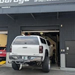 Charism Garageのガレージ前に停車したTOYOTA TUNDRAの後方外観