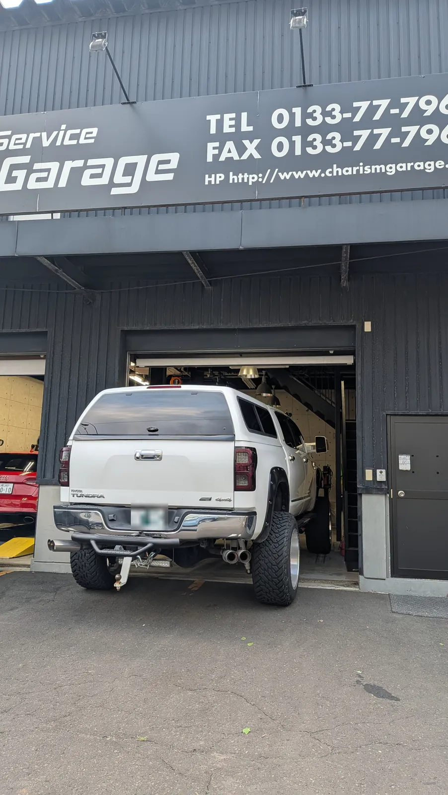 tundra-bubbling-tune-1 – mbFAST Tuning Charism Garageのガレージ前に停車したTOYOTA TUNDRAの後方外観