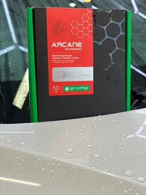 ボルボXC40に施工したiglcoatings ARCANEのパッケージとボディに水滴が弾く様子