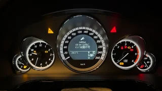 w212-e350bluetec-ecu-tuning-1 – mbFAST Tuning メーター内にAdBlueに関する警告とエンジン始動不可の表示が出ている様子