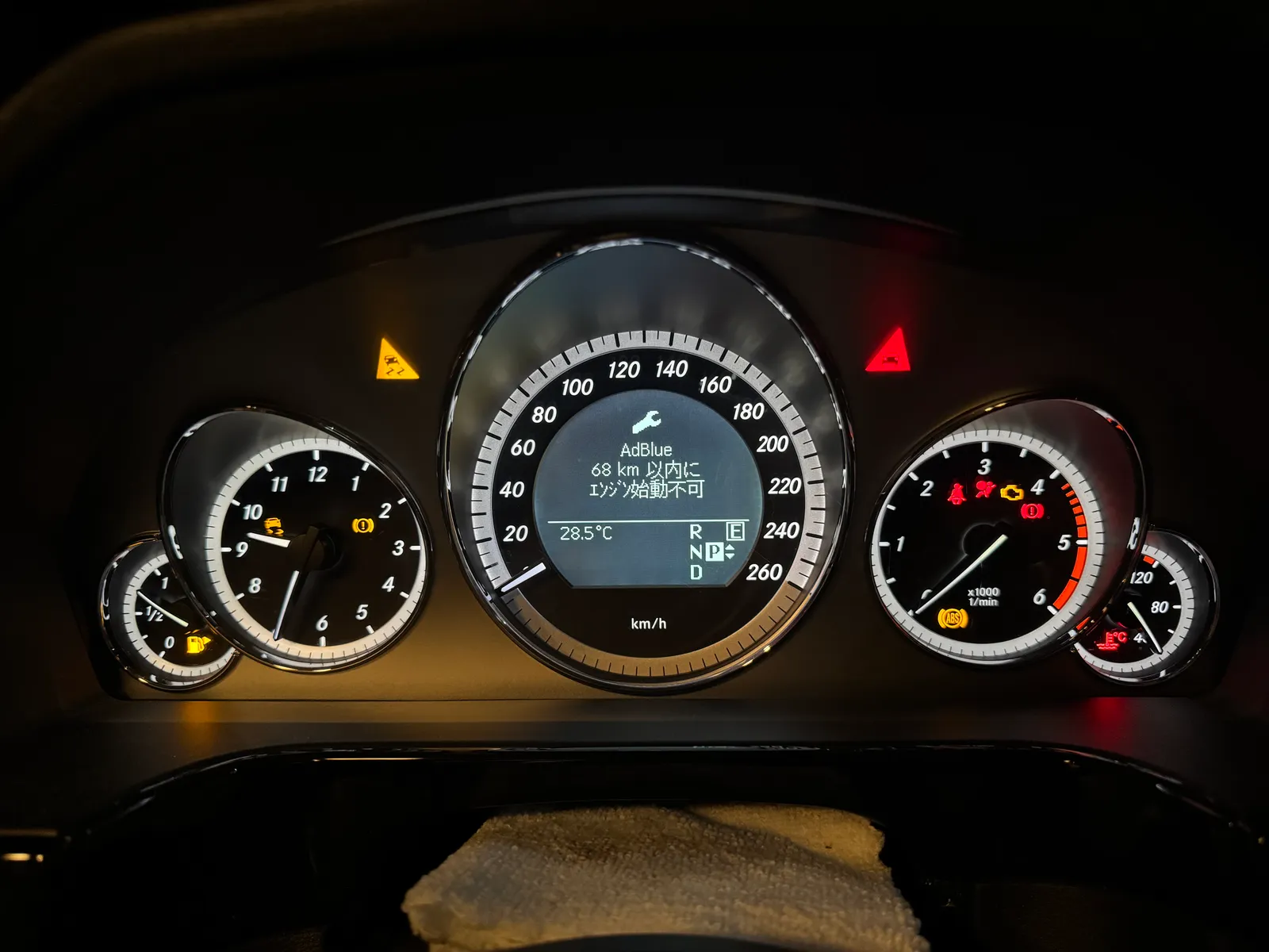w212-e350bluetec-ecu-tuning-1 – mbFAST Tuning メーター内にAdBlueに関する警告とエンジン始動不可の表示が出ている様子