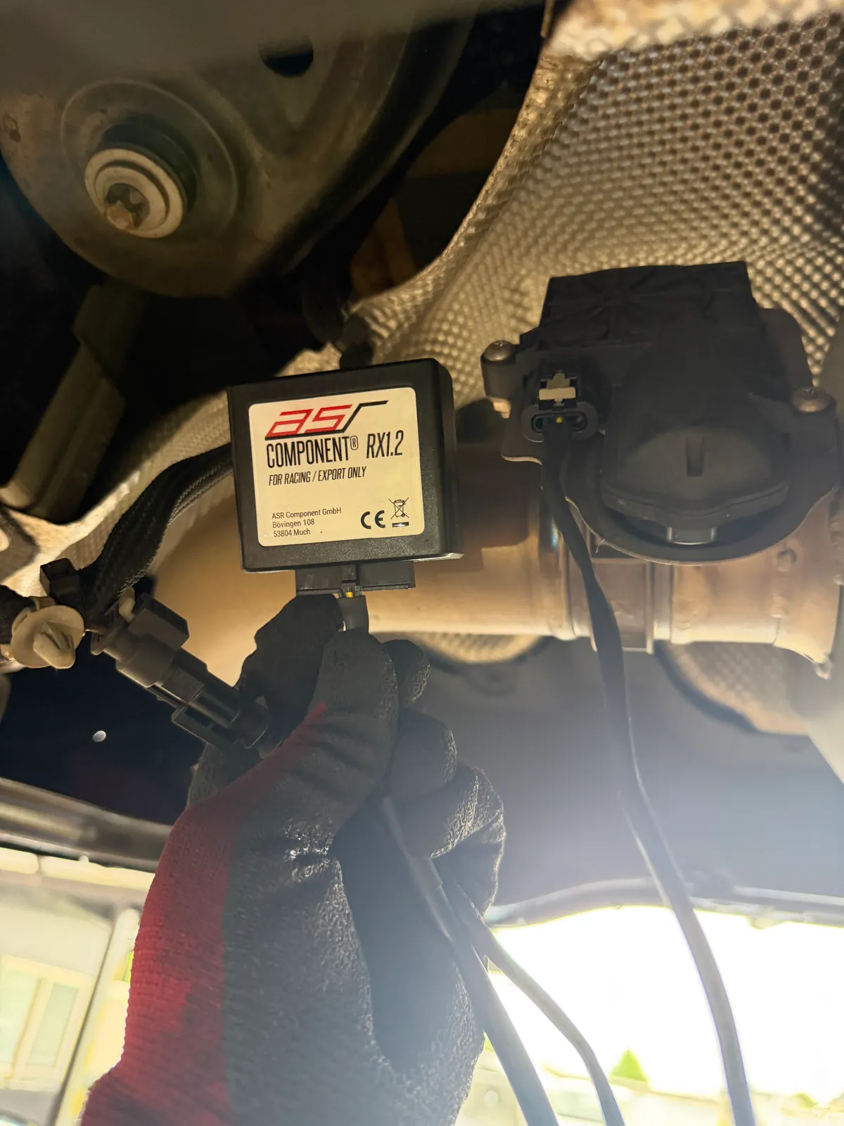 取り付け作業中のASRコンポーネントRX1.2と配線接続部