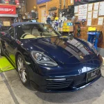 718ボクスターSの正面全体、フロントガラスとヘッドライトの施工前の様子