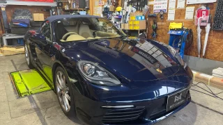 718ボクスターSの正面全体、フロントガラスとヘッドライトの施工前の様子