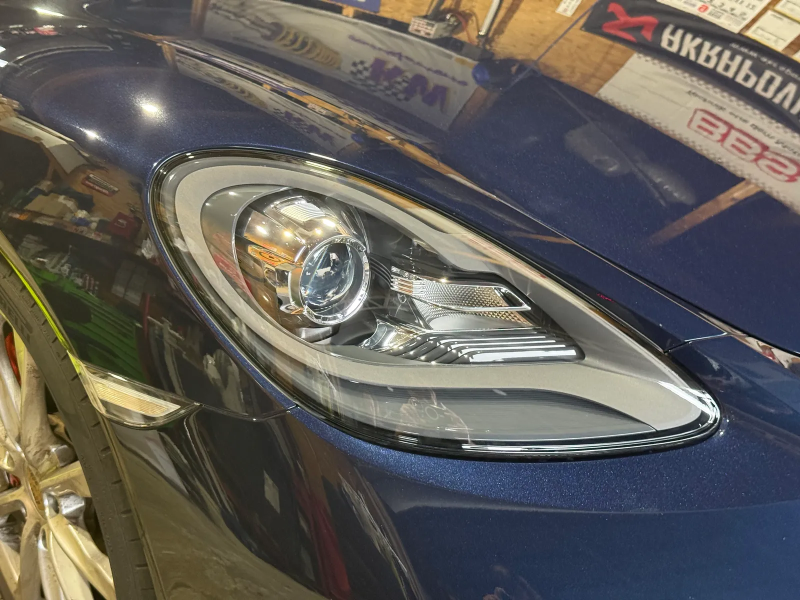 boxster718s-protection-film-3 – mbFAST Tuning ヘッドライトにプロテクションフィルムを施工した後のクローズアップ