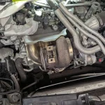 Mercedes CLA45 AMGのエンジンルーム、ターボ周辺のダウンパイプ交換前の状態