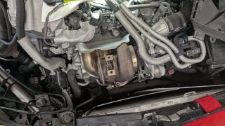 Mercedes CLA45 AMGのエンジンルーム、ターボ周辺のダウンパイプ交換前の状態