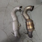 Mercedes CLA45 AMGから取り外した純正ダウンパイプと交換用に持ち込まれたダウンパイプの比較