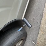 タイヤに刺さった釘とパンク修理キットの様子