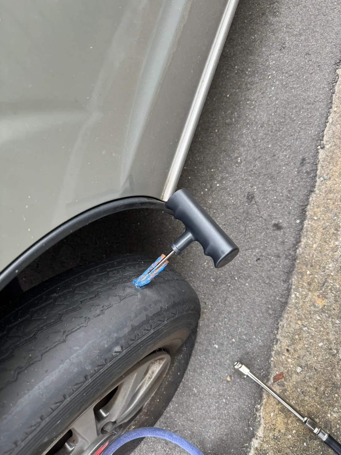 every-puncture-repair-1 – mbFAST Tuning タイヤに刺さった釘とパンク修理キットの様子