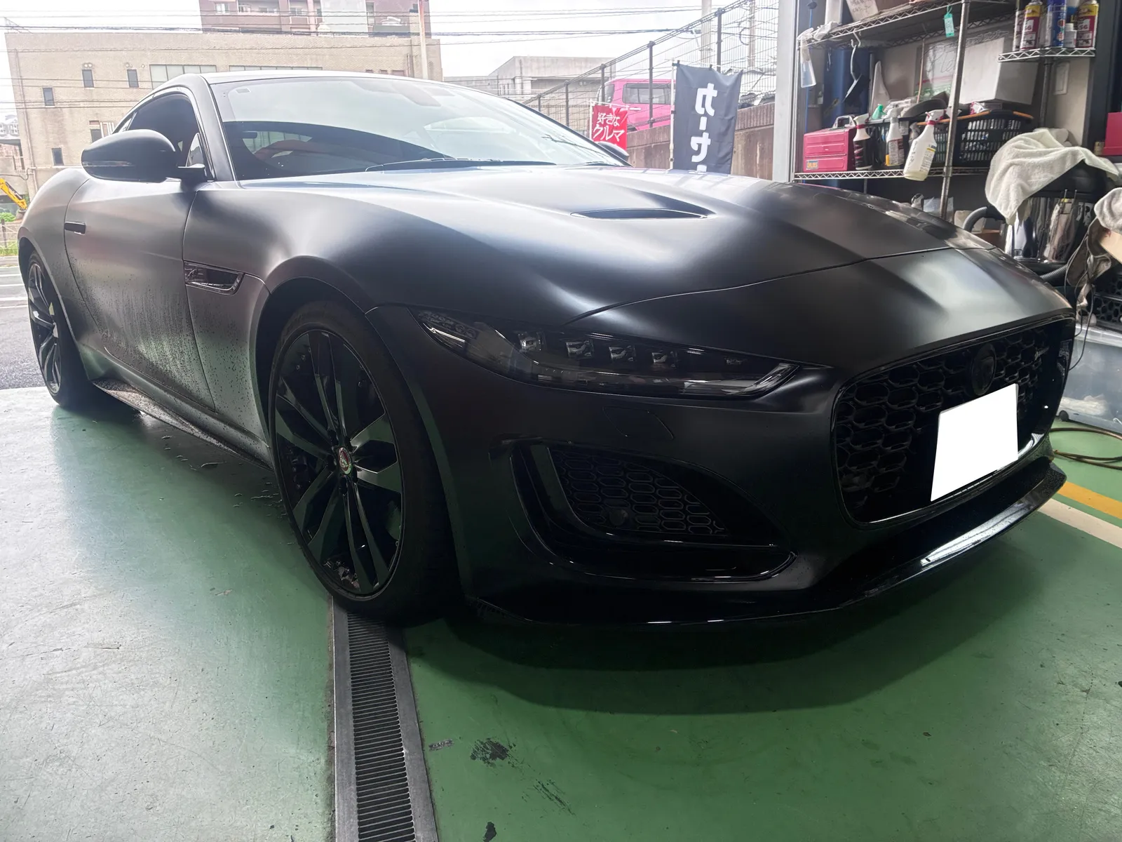 ftype-ecu-tuning-bubbling-1 – mbFAST Tuning 艶消しブラックにラッピングされたジャガーF-TYPEのフロントビュー