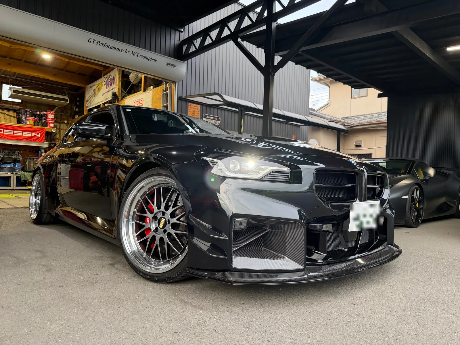 g87m2-valve-controller-bbs-lm-1 – mbFAST Tuning BMW G87 M2 フロント全体、BBS LMホイール装着車両(店舗ガレージ前)