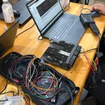 ECUチューニング用のパソコンと機材を接続して作業を行う様子