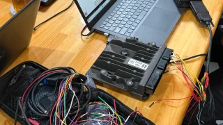 gr-yaris-late-engine-tuning-1 – mbFAST Tuning ECUチューニング用のパソコンと機材を接続して作業を行う様子