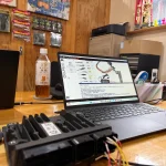 ノートパソコンでECU書き込みソフトを操作している様子