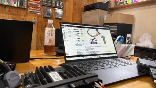 gryaris-ecu-tuning-1 – mbFAST Tuning ノートパソコンでECU書き込みソフトを操作している様子
