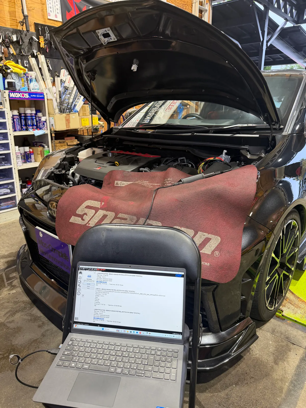 gryaris-ecu-tuning-3 – mbFAST Tuning GRヤリス後期型のエンジンルームを開けてECU作業を行っている様子