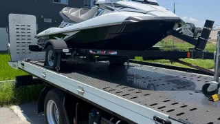 jet-maintenance-1 – mbFAST Tuning トレーラーに積載されたジェットスキーを積載車で搬送している様子