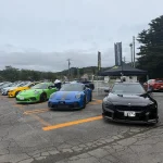 軽井沢のユーロミーティング会場に並ぶ輸入車たち（黒のBMW、緑と青のポルシェなど）